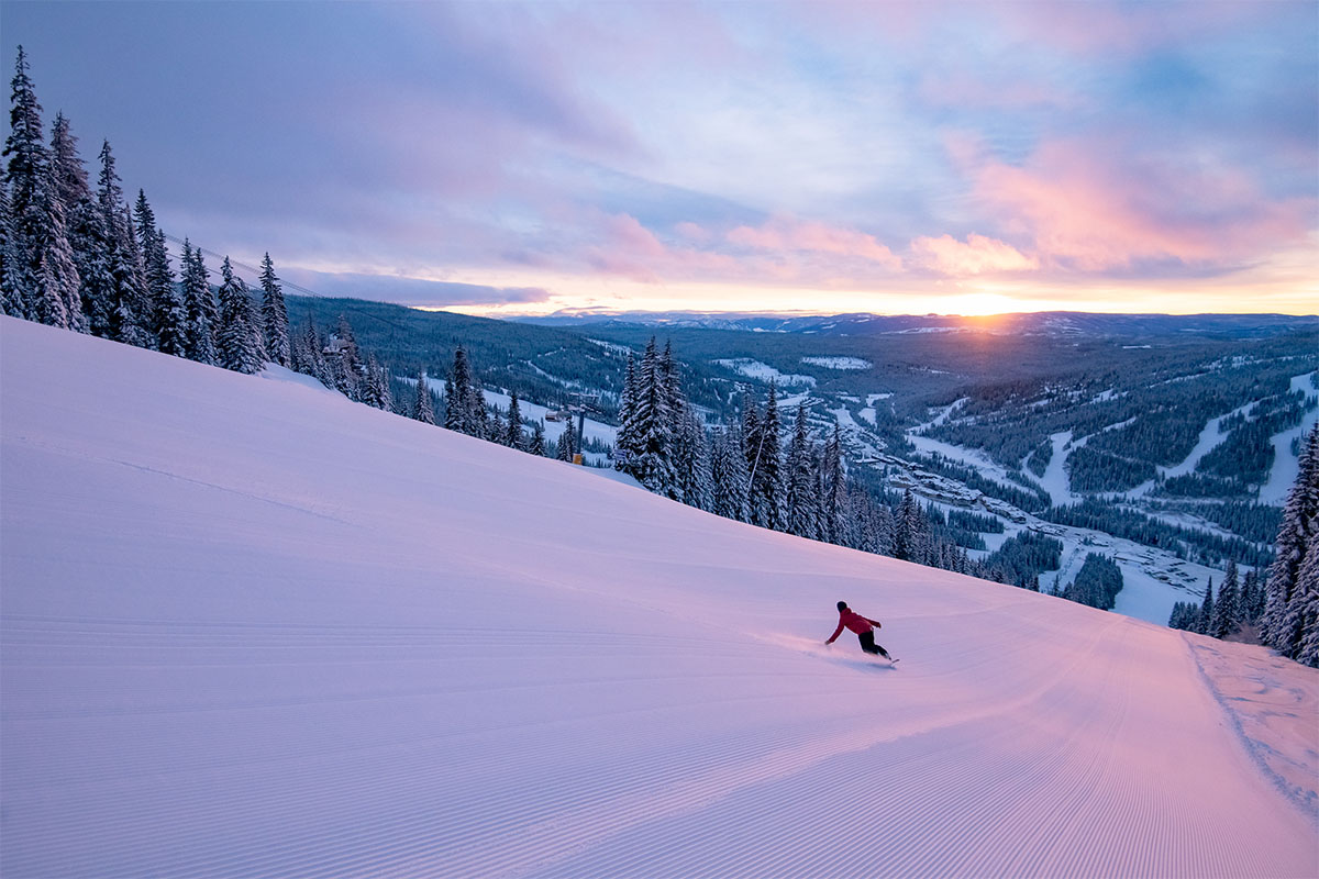 Sunset Skiing in Sun Peaks © Destination BC / Reuben Krabbe Sunset Skiing in Sun Peaks © Destination BC / Reuben Krabbe