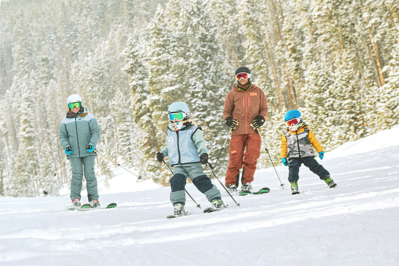Young family skiing between pine trees in Breckenridge © Vail Resorts Young family skiing between pine trees in Breckenridge © Vail Resorts