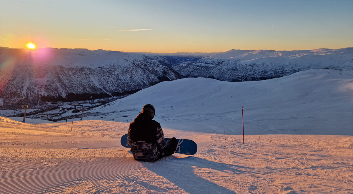 Boarder seated and enjoying a sunset view in Myrkdalen - Ian Ellis Boarder seated and enjoying a sunset view in Myrkdalen - Ian Ellis