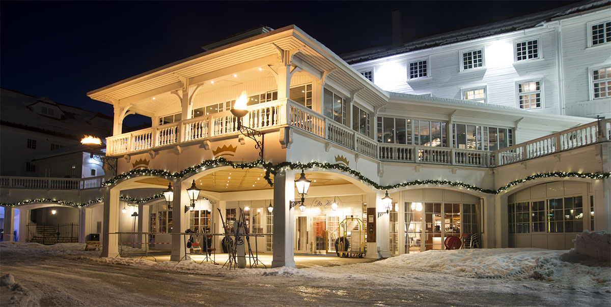 Dr Holms Hotel decorated with Christmas garlands, Geilo © Norway Home of Skiing Dr Holms Hotel decorated with Christmas garlands, Geilo © Norway Home of Skiing