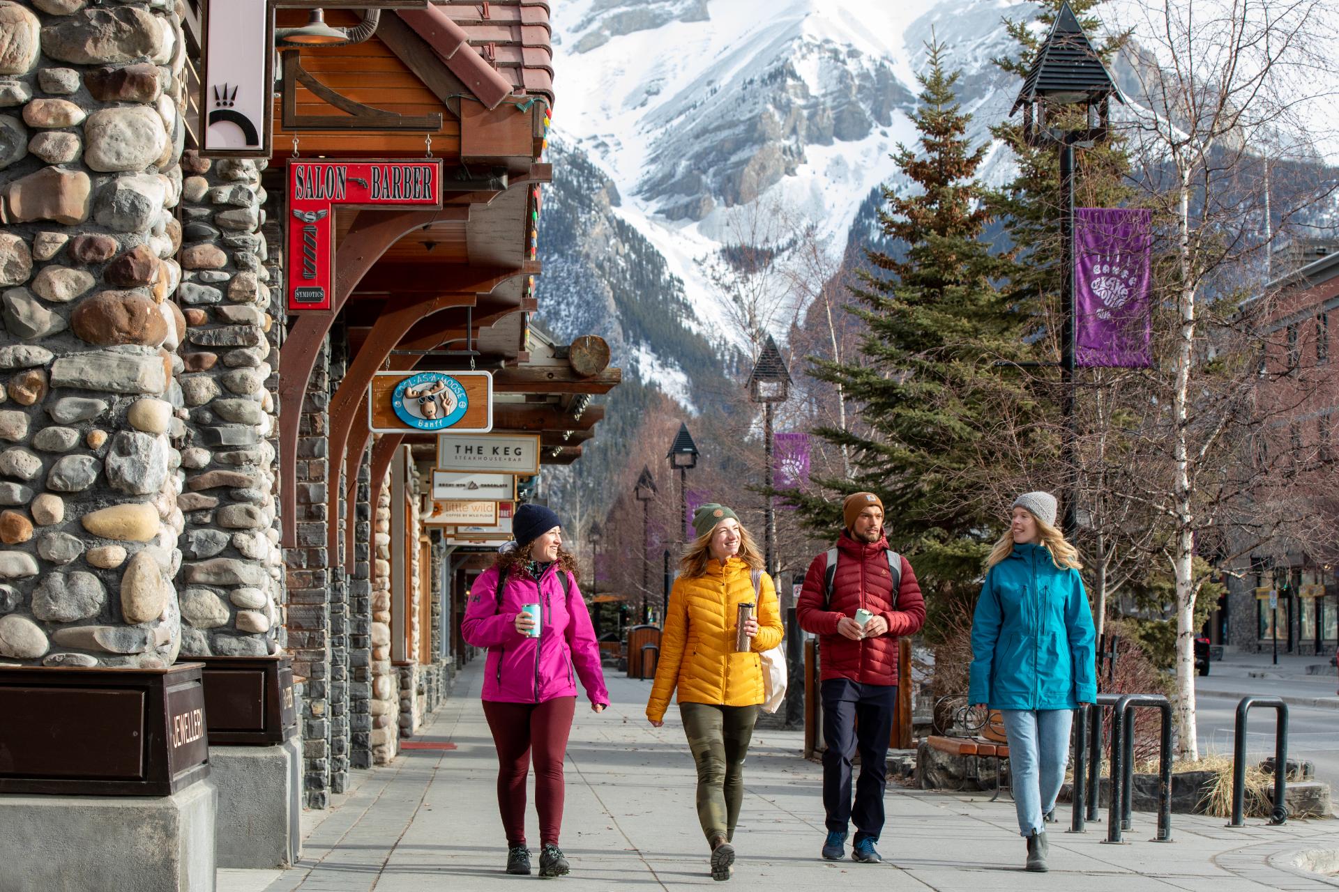 Walk along bustling Banff Avenue © Dan Evans / SkiBig3 Walk along bustling Banff Avenue © Dan Evans / SkiBig3