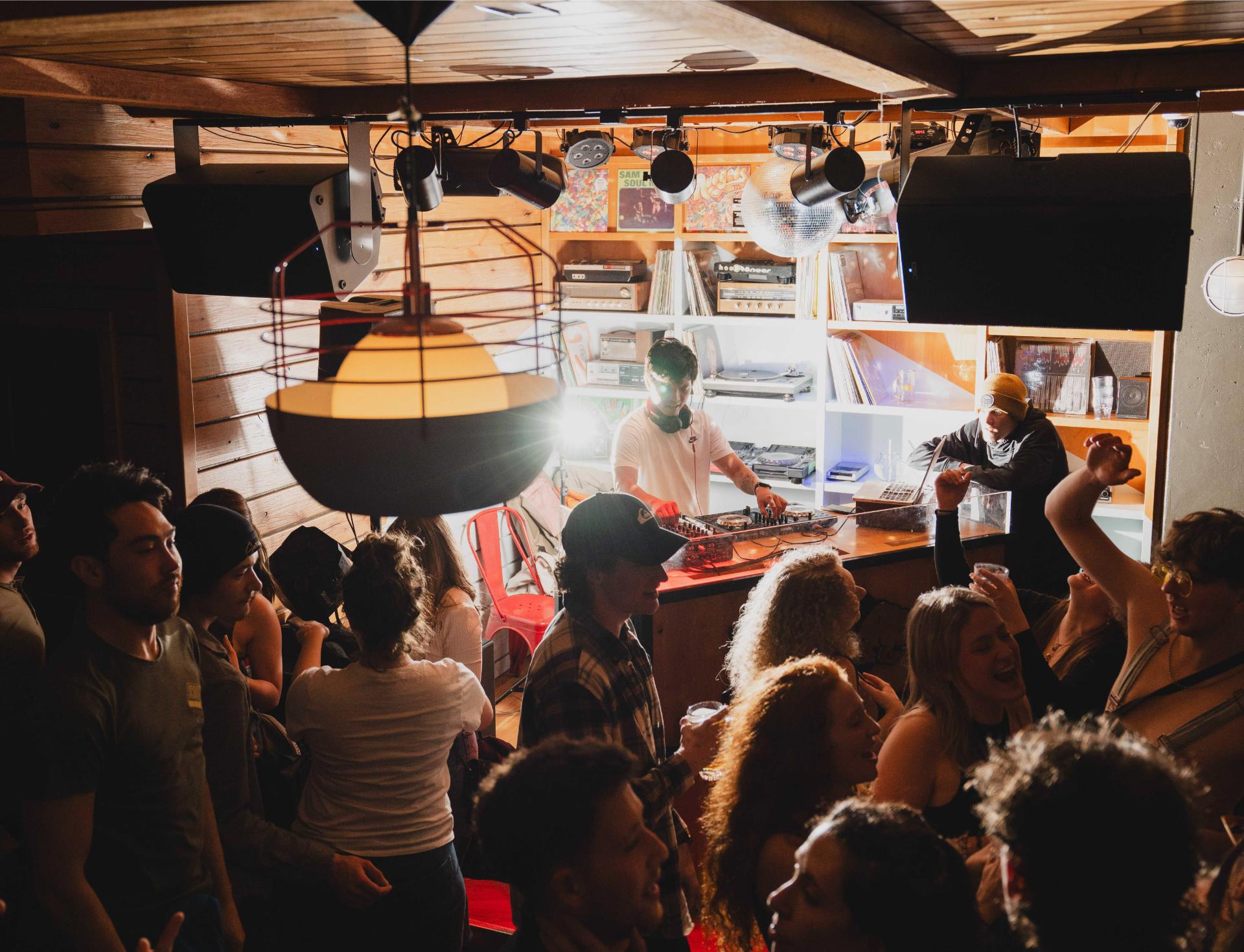 Lively atmosphere at High Rollers Banff © High Rollers Banff Lively atmosphere at High Rollers Banff © High Rollers Banff