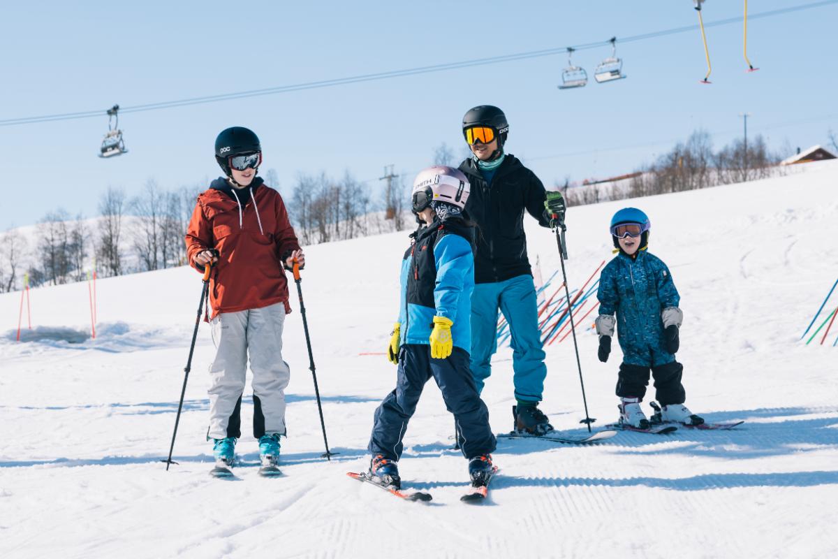 Family skiing in Myrkdalen © Chris Baldry
