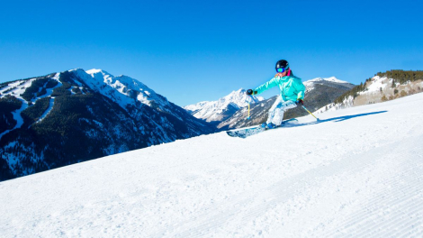 Solo skier on a blue bird day in Aspen Snowmass © Catherine Aepel Solo skier on a blue bird day in Aspen Snowmass © Catherine Aepel