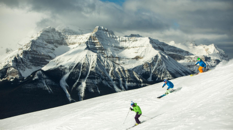 Skiing in Scenic Lake Louise © Banff & Lake Louise Tourism - Paul Zizka Skiing in Scenic Lake Louise © Banff & Lake Louise Tourism - Paul Zizka