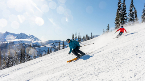 Skiing a Groomer on a Bluebird Day in Whistler © Tourism Whistler/Ben Girardi